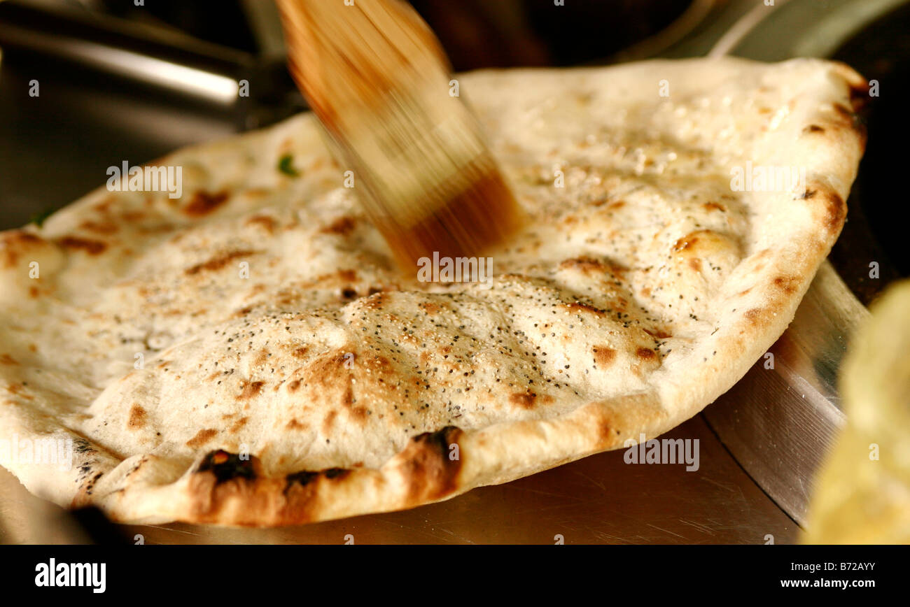 Maison de pain naan pain naan chaud de brossage de Ghee Banque D'Images