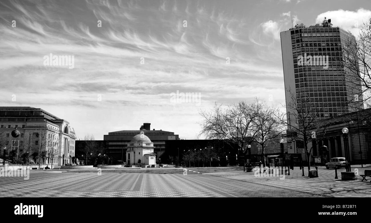 Le hall de la mémoire (au centre) avec Baskerville House et la flamme de l'espoir à gauche, droite, à partir de la tour Alpha Centenary Square. Banque D'Images