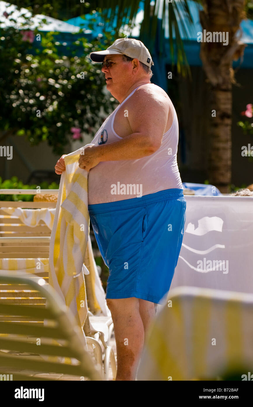 Palm Beach Shores , grande maturité plus corpulent en short homme lignes  baignade , t shirt , lunettes et chapeau de base-ball par extérieure USA  Photo Stock - Alamy