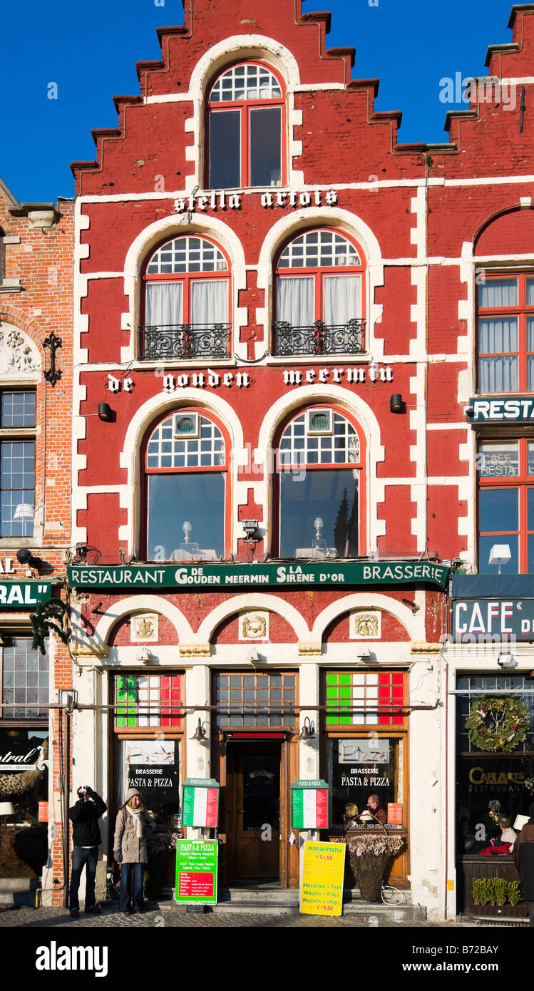 Restaurant à la Grand Place (place principale) dans le centre de la vieille ville, Bruges, Belgique Banque D'Images