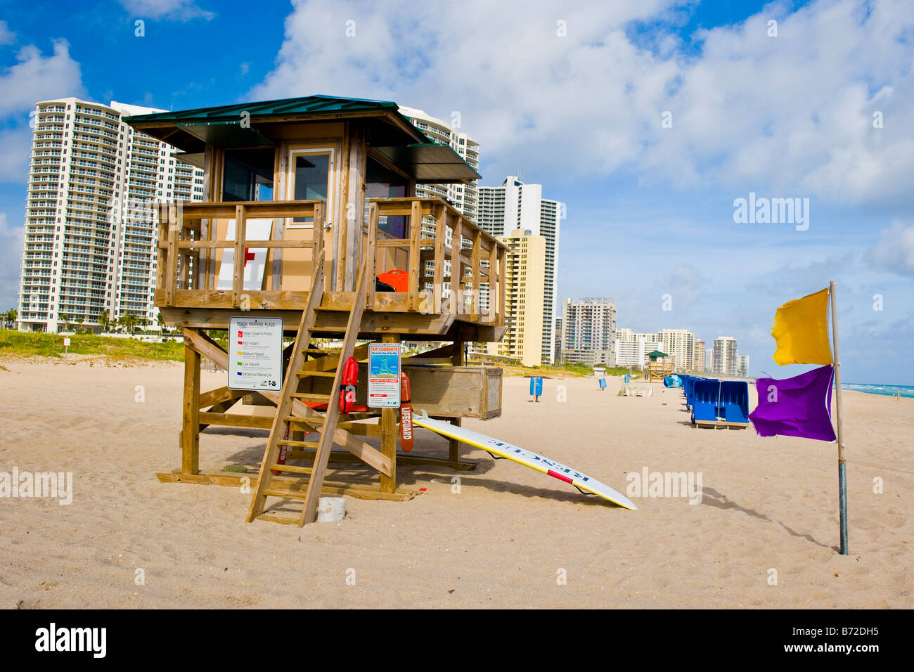 Palm Beach Shores , maisons lifeguard hut avec tide & animaux marins d'avertissement de sécurité drapeaux de couleur gareautrain floats & surfboards Banque D'Images