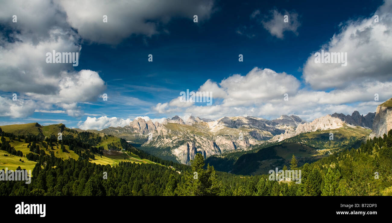 Vue panoramique sur la dolomite alpes vue depuis le Passo di sella Dolomites Italie Banque D'Images
