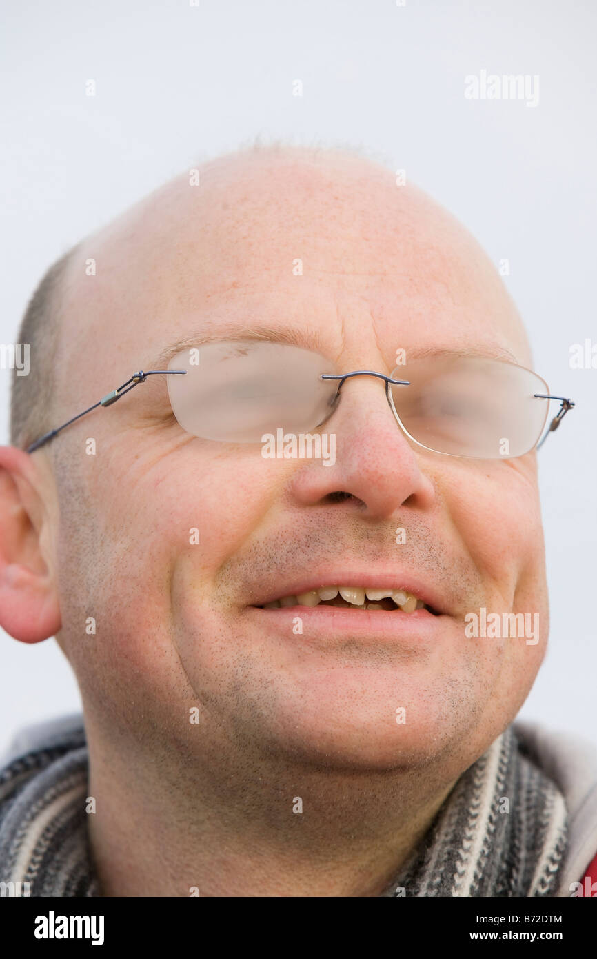 Un homme à lunettes embuée par temps froid Banque D'Images