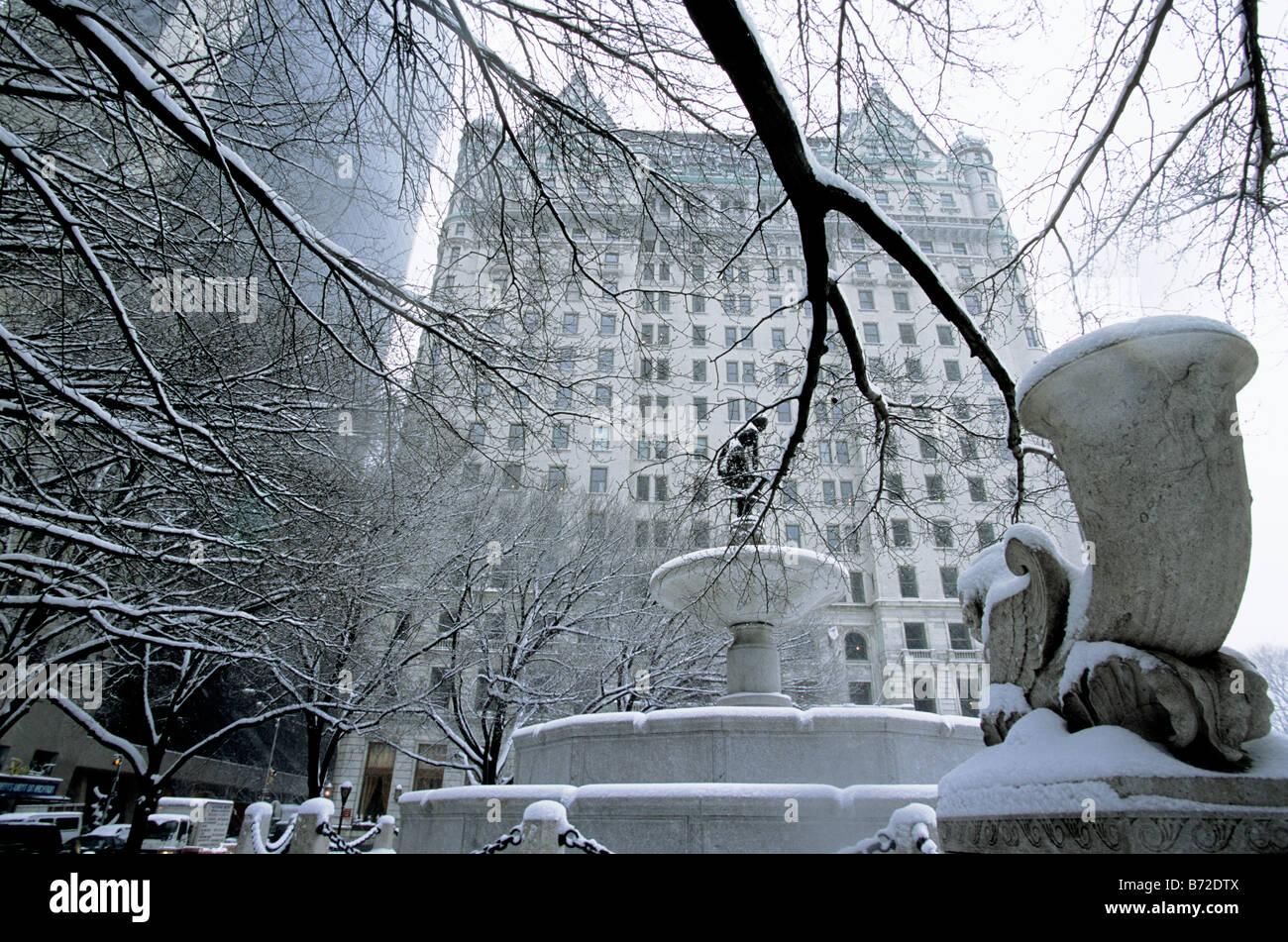 Plaza Hotel et fontaine Pulitzer. Journée enneigée d'hiver. Grand Army Plaza entretenu par Central Park Conservancy à Midtown Manhattan, New York, États-Unis Banque D'Images