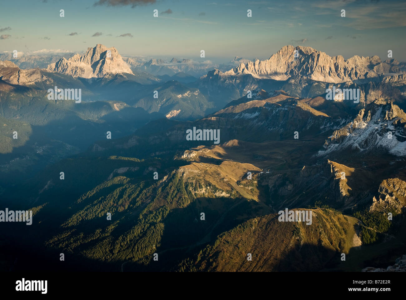 Vue depuis le piz boe au coucher du soleil Dolomites Italie Banque D'Images