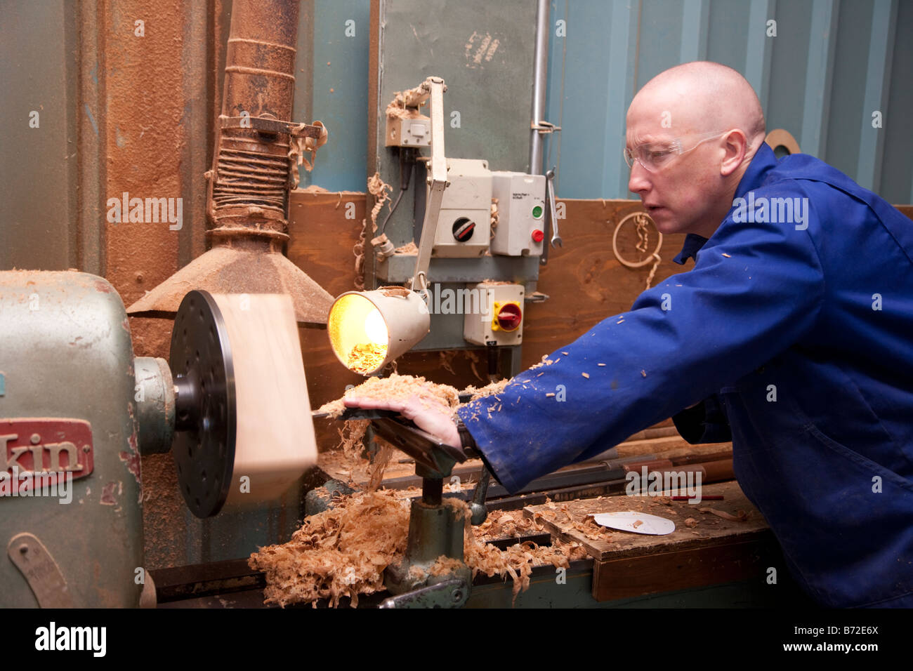 Le tournage du bois sur un tour Banque D'Images