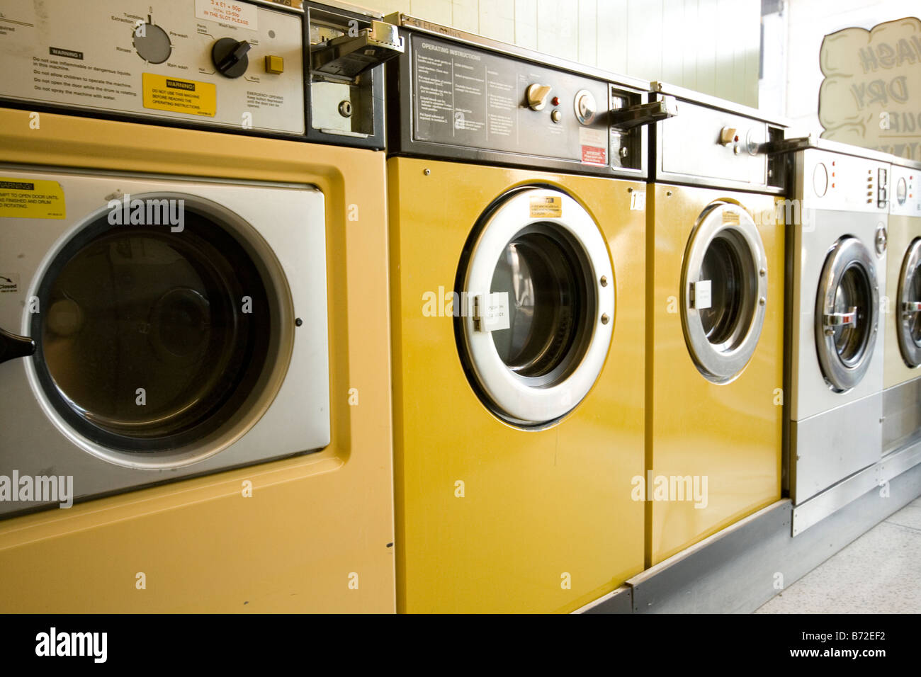 Les machines à laver et sèche-linge dans une laverie Photo Stock - Alamy