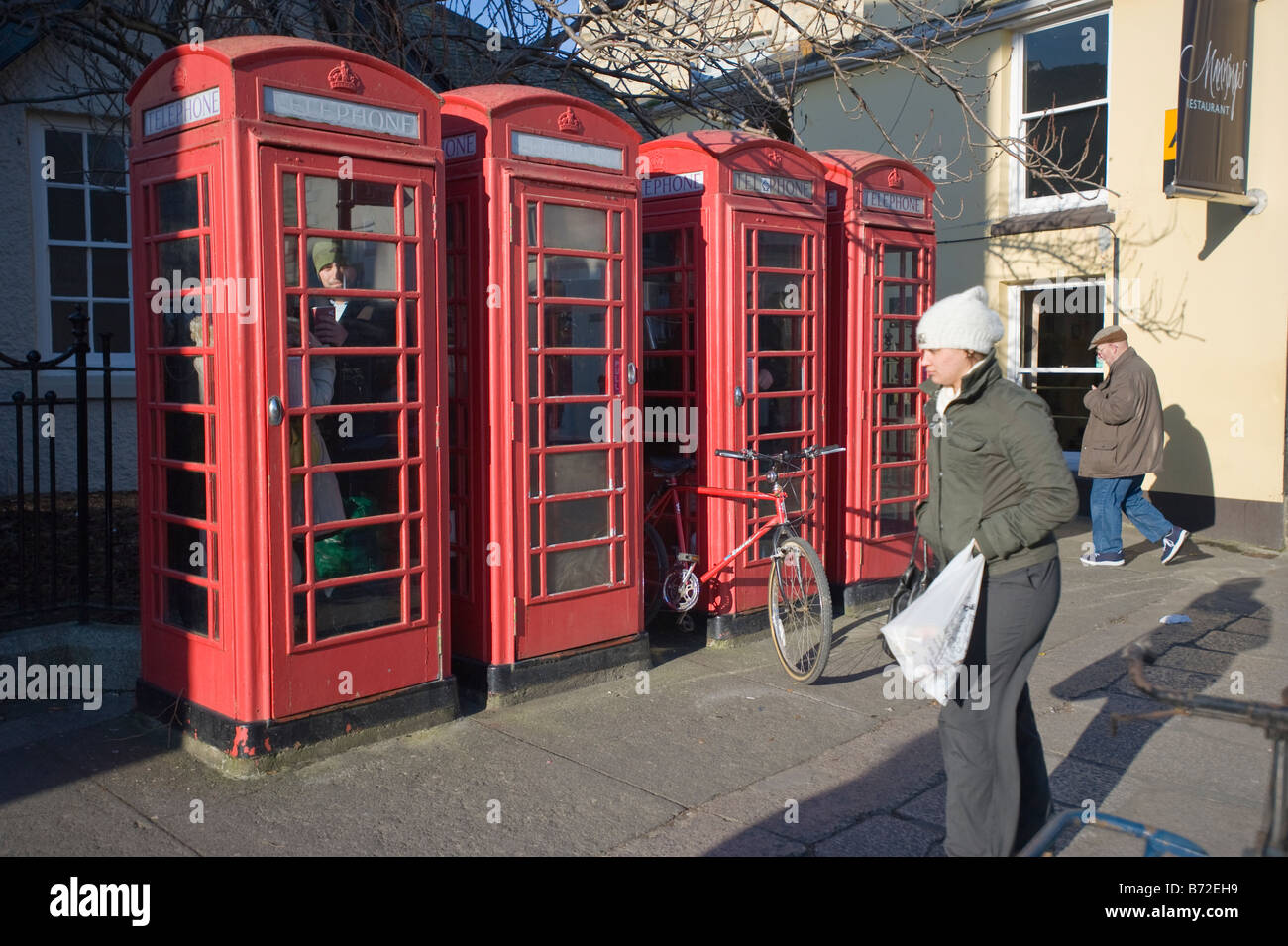 Une ligne de téléphone rouge traditionnel dans les boîtes de Truro Cornwall Banque D'Images