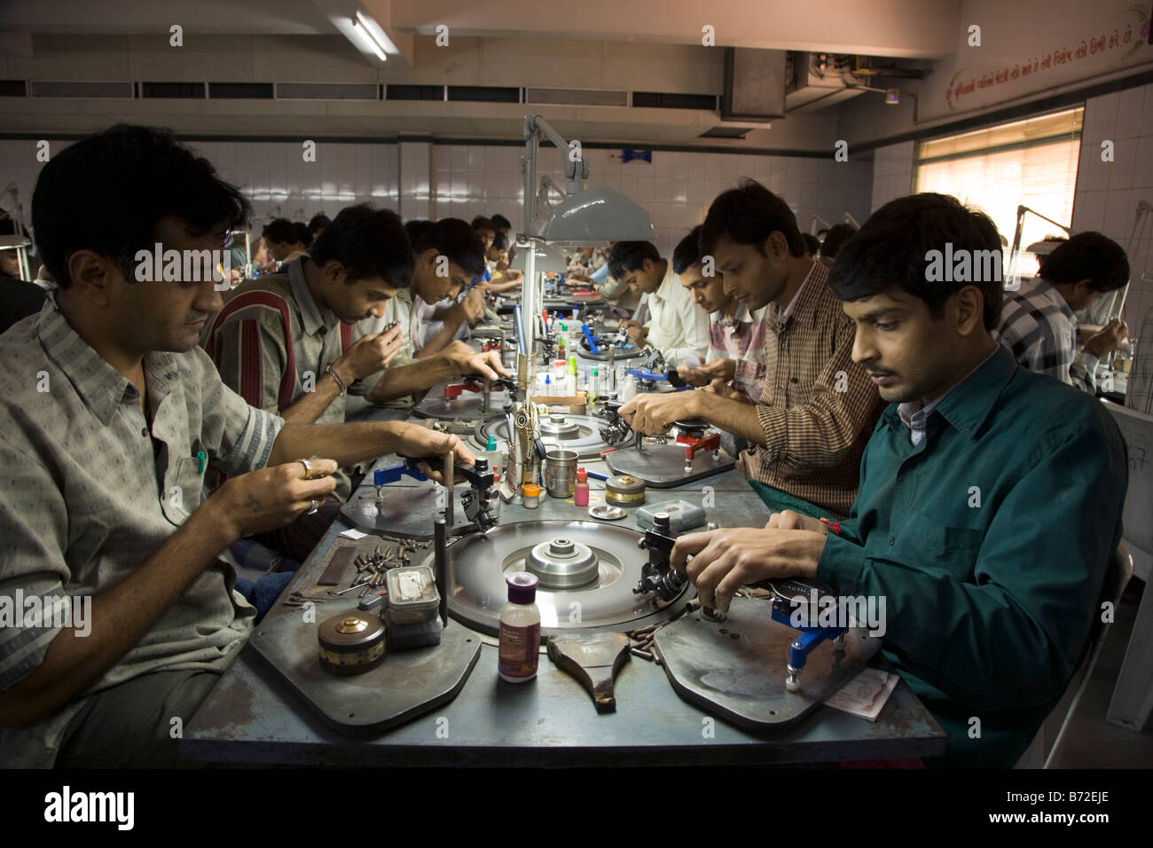 Les travailleurs d'un atelier de taille de diamants à Surat, Ville du Gujarat. L'Inde. (45) Banque D'Images