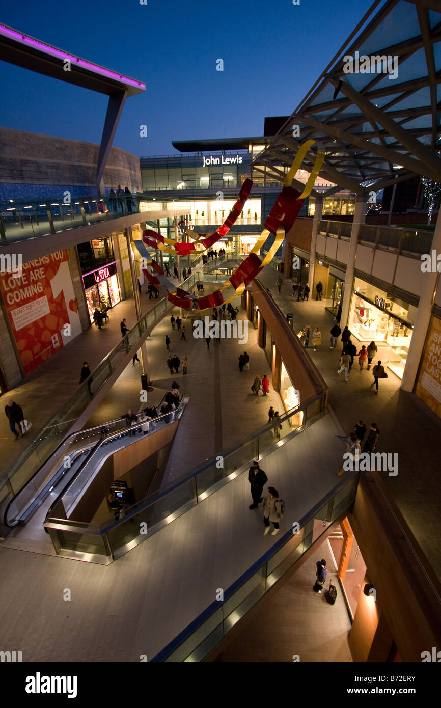 Achats de Noël au centre commercial Liverpool One 1 mall au crépuscule à la recherche vers le magasin John Lewis Banque D'Images