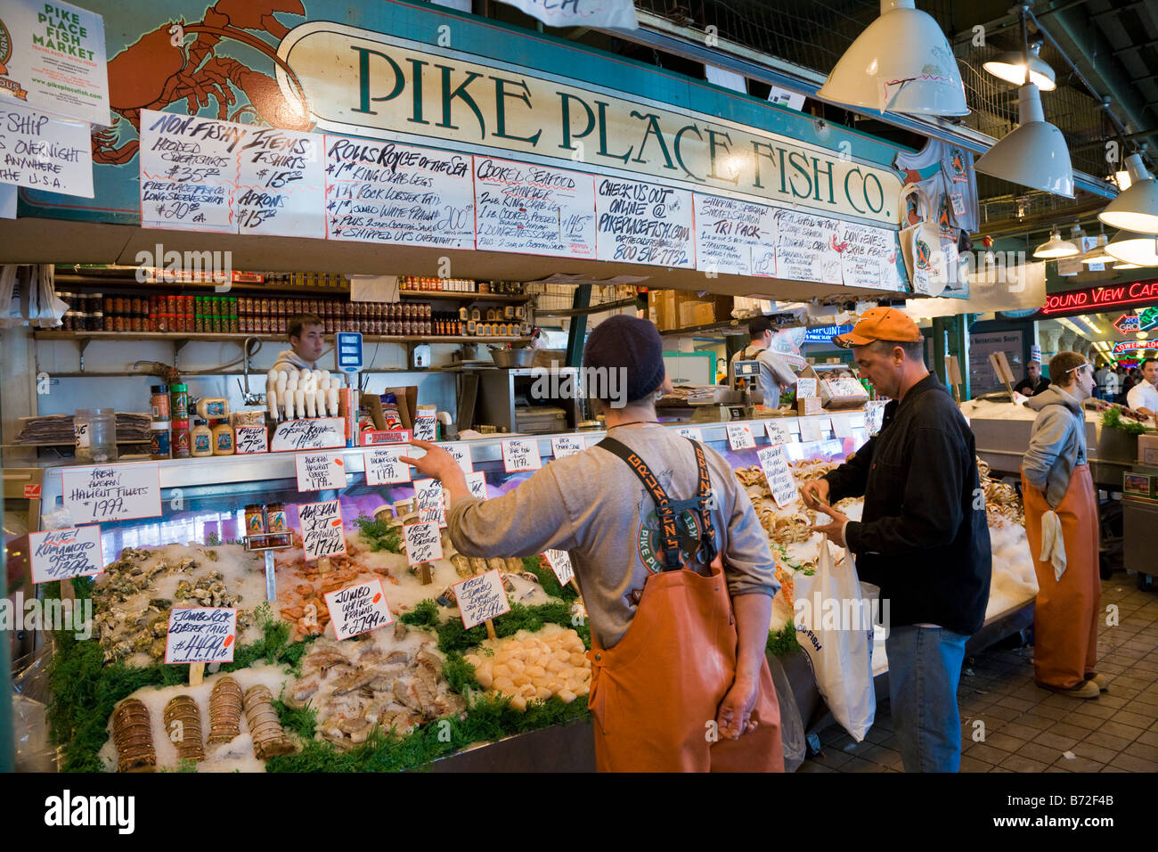 Les vendeurs attendent les clients à Pike Place société de pêche de Pike Place Market, à Seattle, Washington Banque D'Images