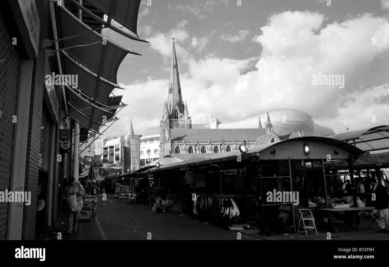 L'église de St Martin dans les arènes, Birmingham voir dans le marché en plein air et le marché (droit de chiffon). Banque D'Images