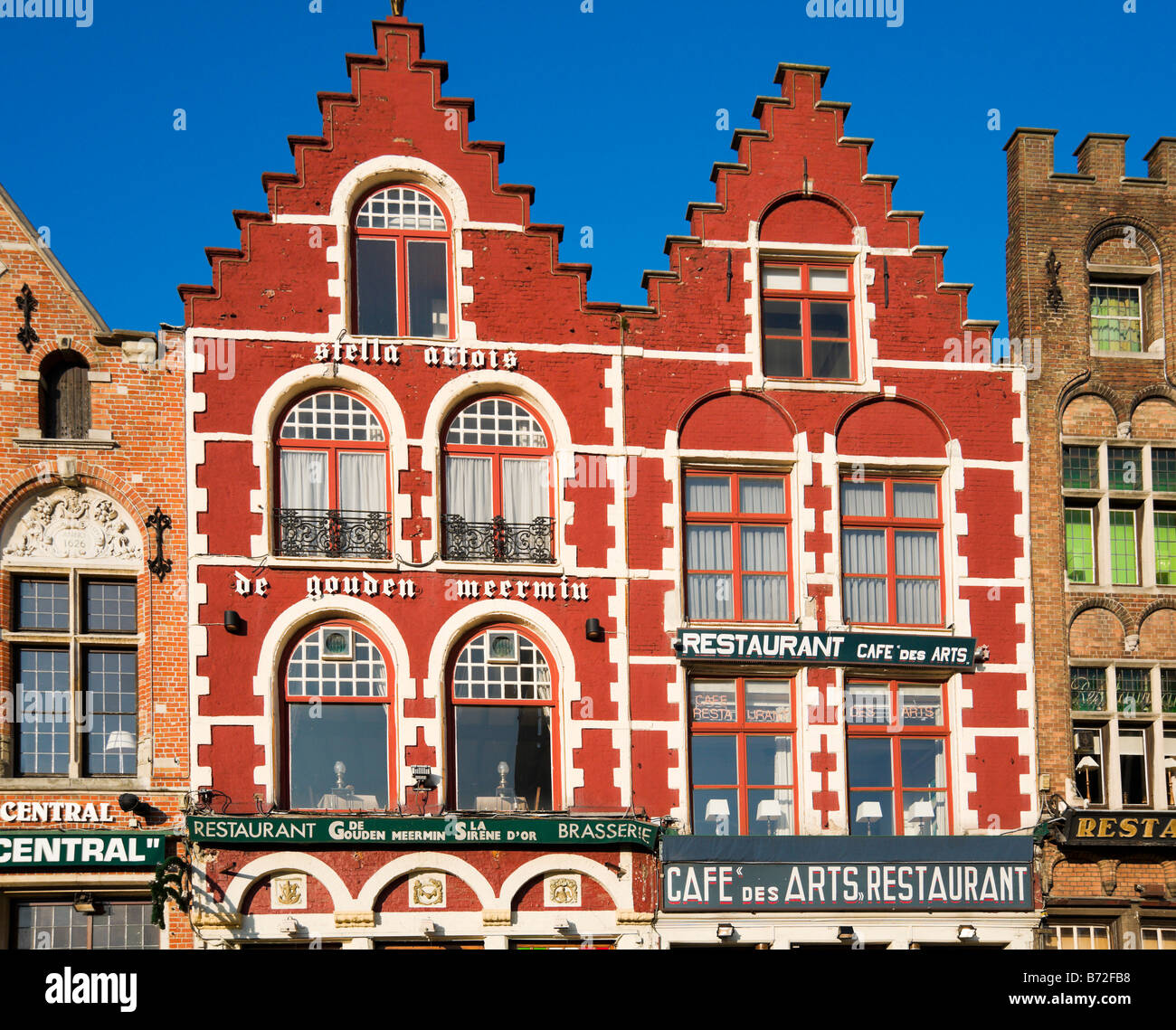 Les restaurants et les cafés de la Grand Place (place principale) dans le centre de la vieille ville, Bruges, Belgique Banque D'Images