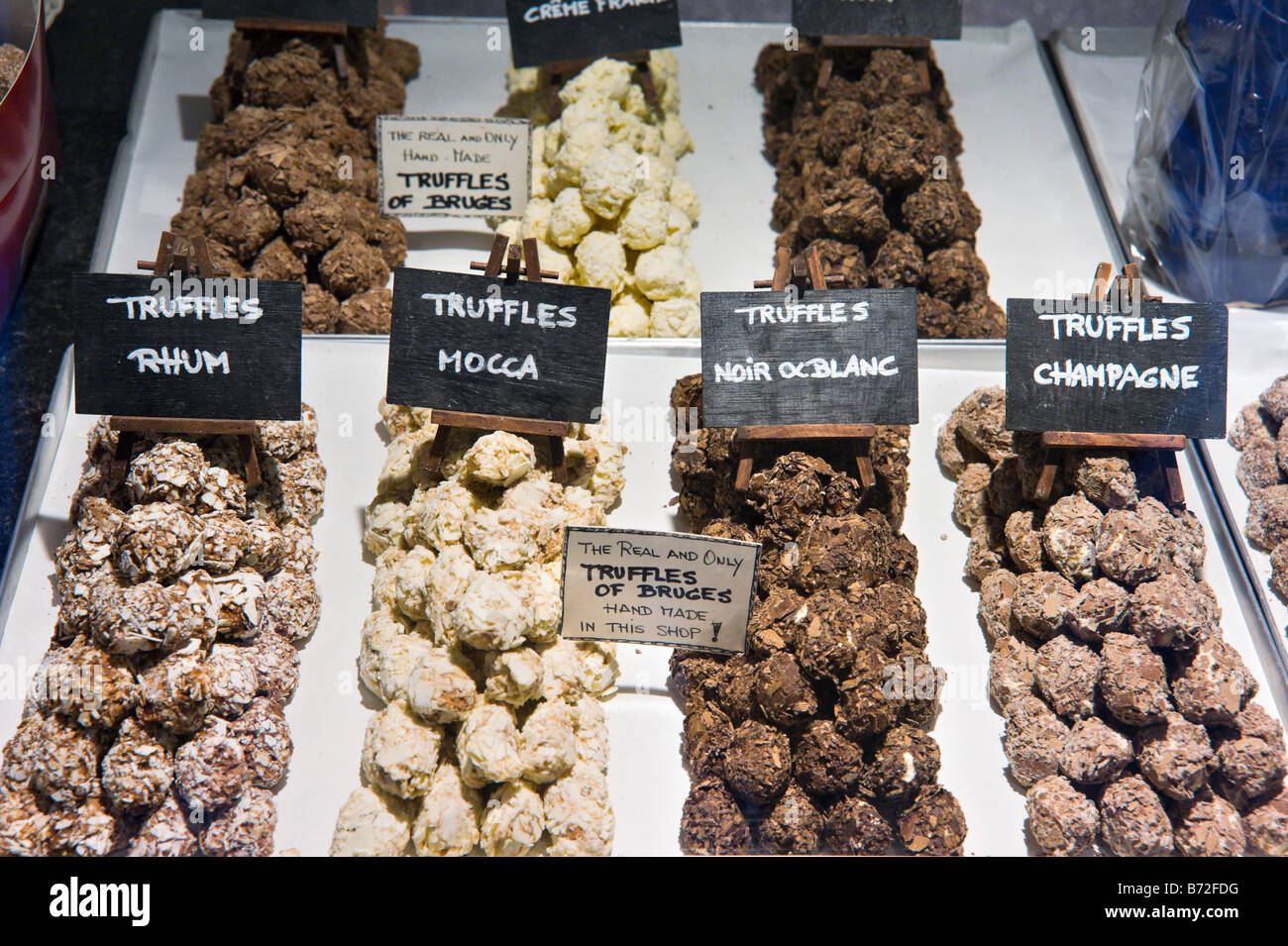 Chocalate truffes dans la vitrine d'un chocolatier à Bruges Belgique Banque D'Images