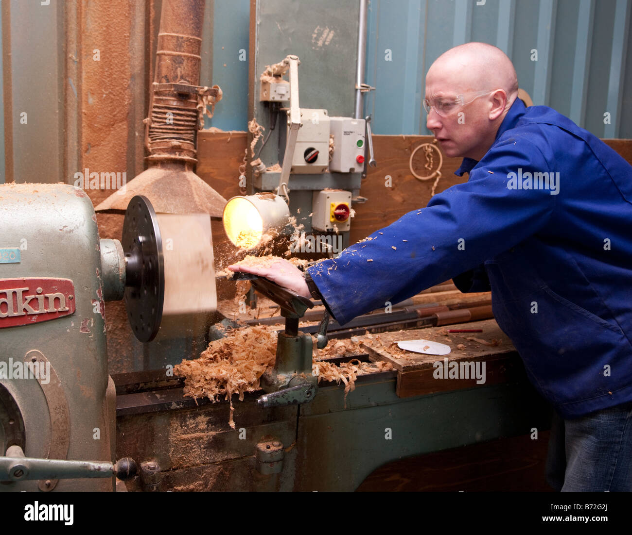 Le tournage du bois sur un tour Banque D'Images
