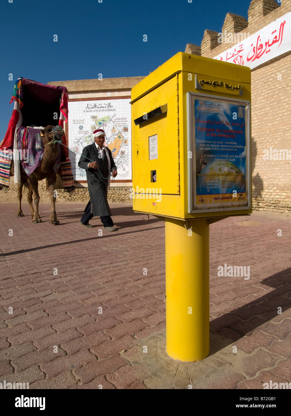 Une boîte de la Poste Tunisienne par les murs de la ville - un chameau et  son pilote cross derrière Photo Stock - Alamy