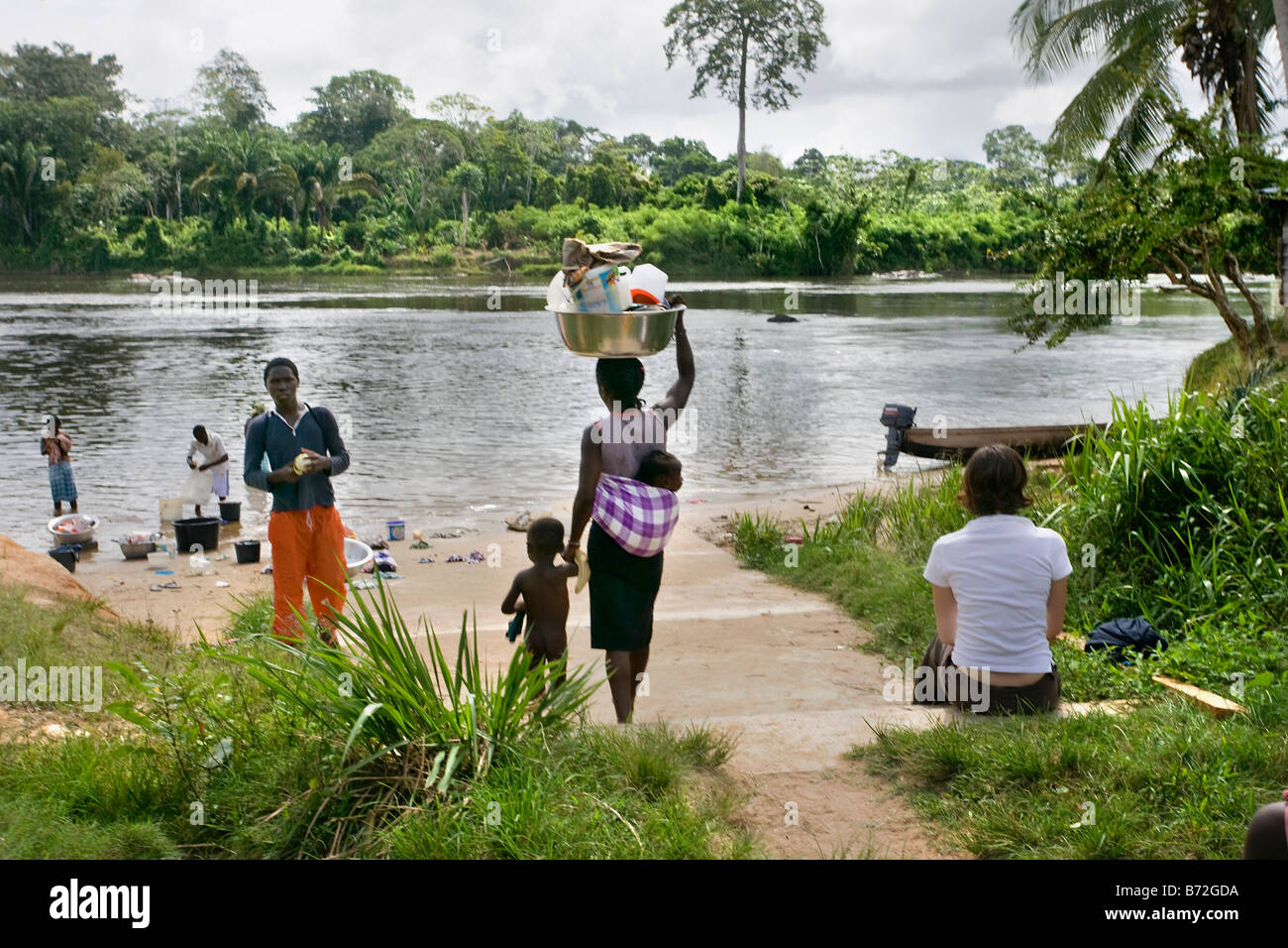Le Suriname, Laduani, sur la rive de la rivière Suriname Boven. Les gens d'Saramaccaner tribu à la rivière. Touriste. Banque D'Images