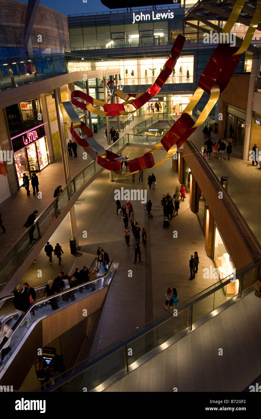 Achats de Noël au centre commercial Liverpool One 1 mall au crépuscule à la recherche vers le magasin John Lewis Banque D'Images