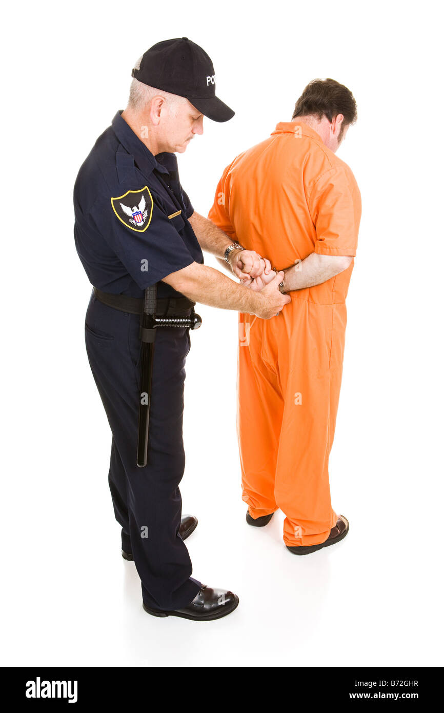 Prisonnier en combinaison orange est menotté par un agent de police full body isolated on white Banque D'Images