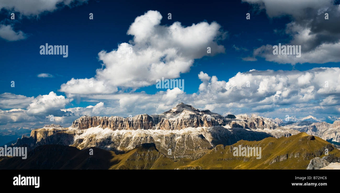Vue panoramique sur le massif du Sella éventail avec ciel bleu profond dans les Dolomites Italie Banque D'Images