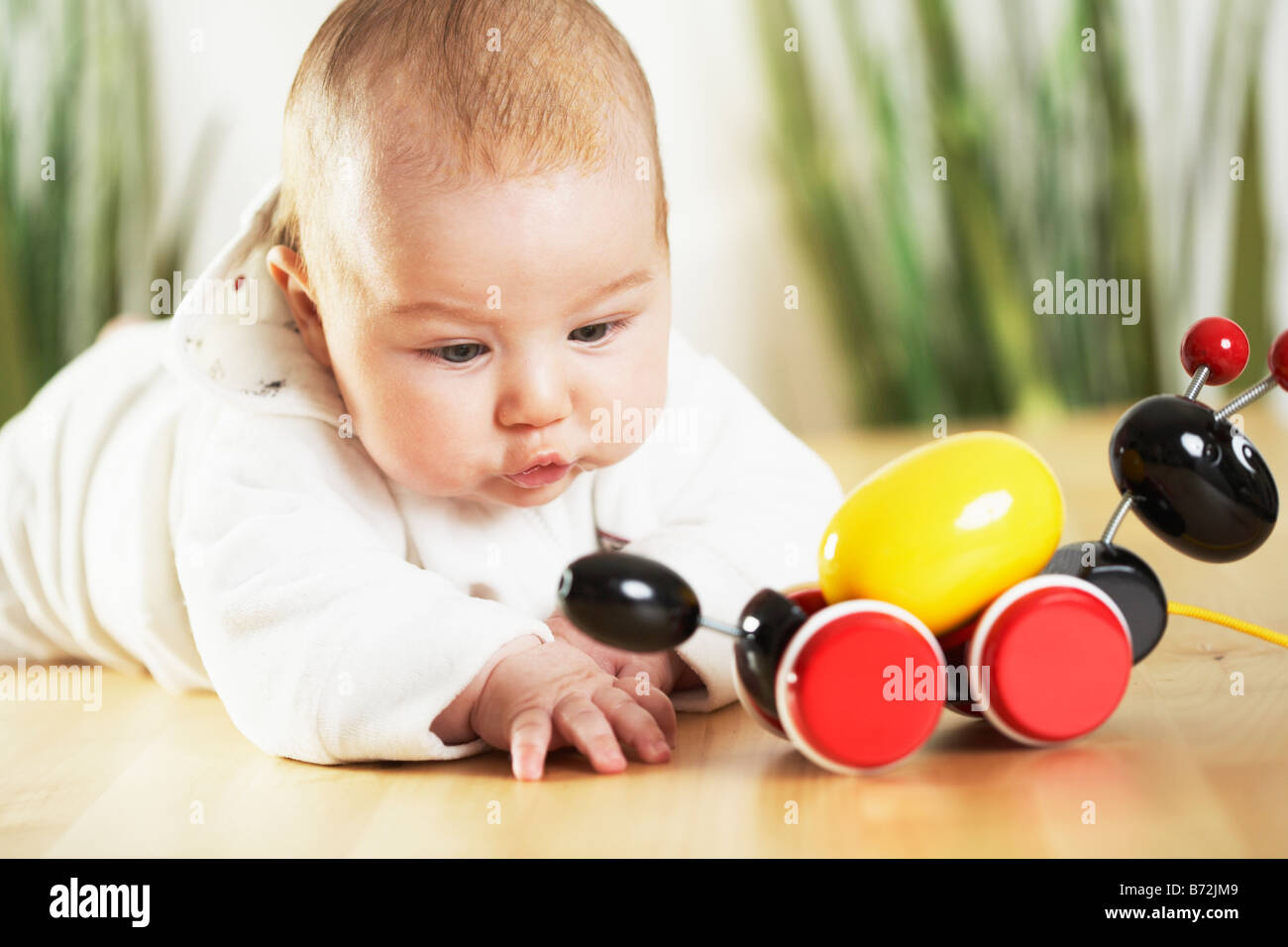 Bebe 4 Mois Avec Jouet Sur Le Plancher Photo Stock Alamy Bebe 4 Mois Avec Jouet Sur Le Plancher Photo Stock Alamy