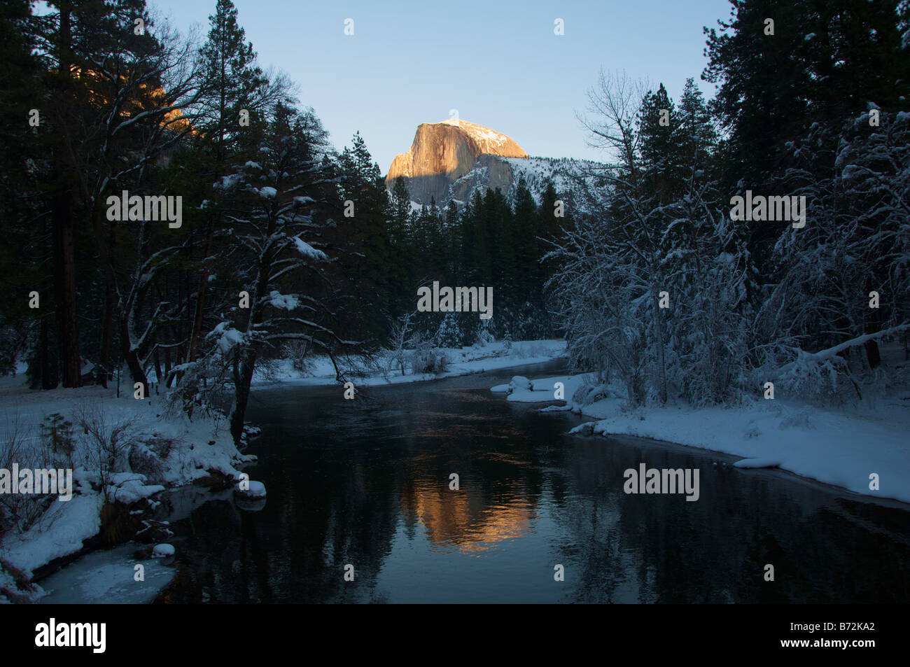 Image de demi-dôme prise en décembre dans la vallée de Yosemite Banque D'Images