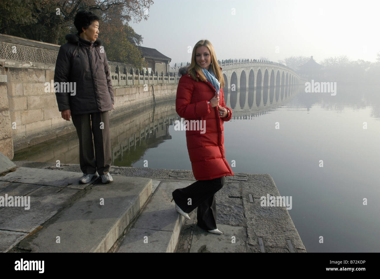 Miss Irlande, Rosanna Davison visite le palais d'été de Beijing, Chine. 20-Nov-2003 Banque D'Images