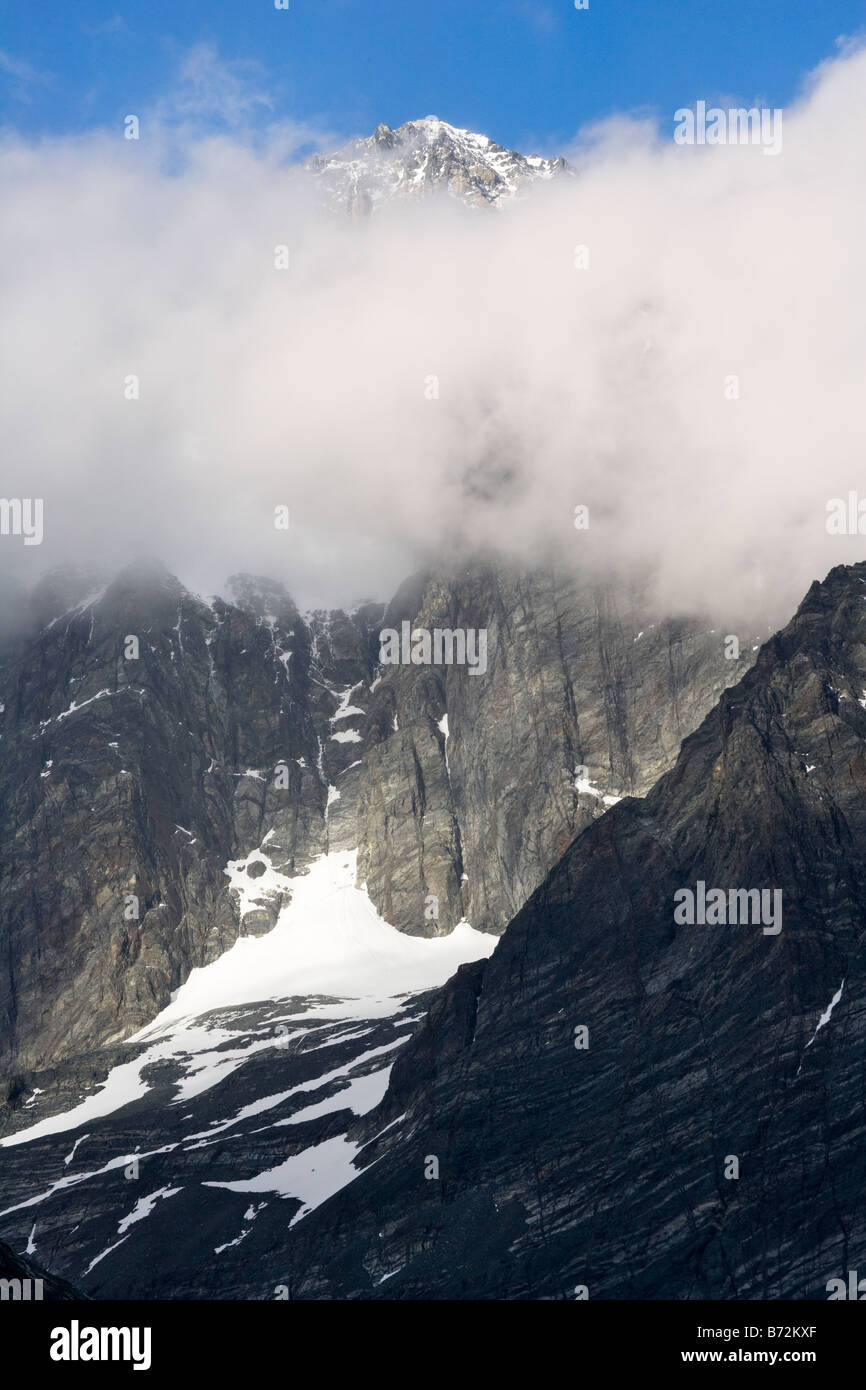 Paysage de montagne neige Nuages enveloppé dans le Fjord Drygalski Antarctique Géorgie du Sud Banque D'Images