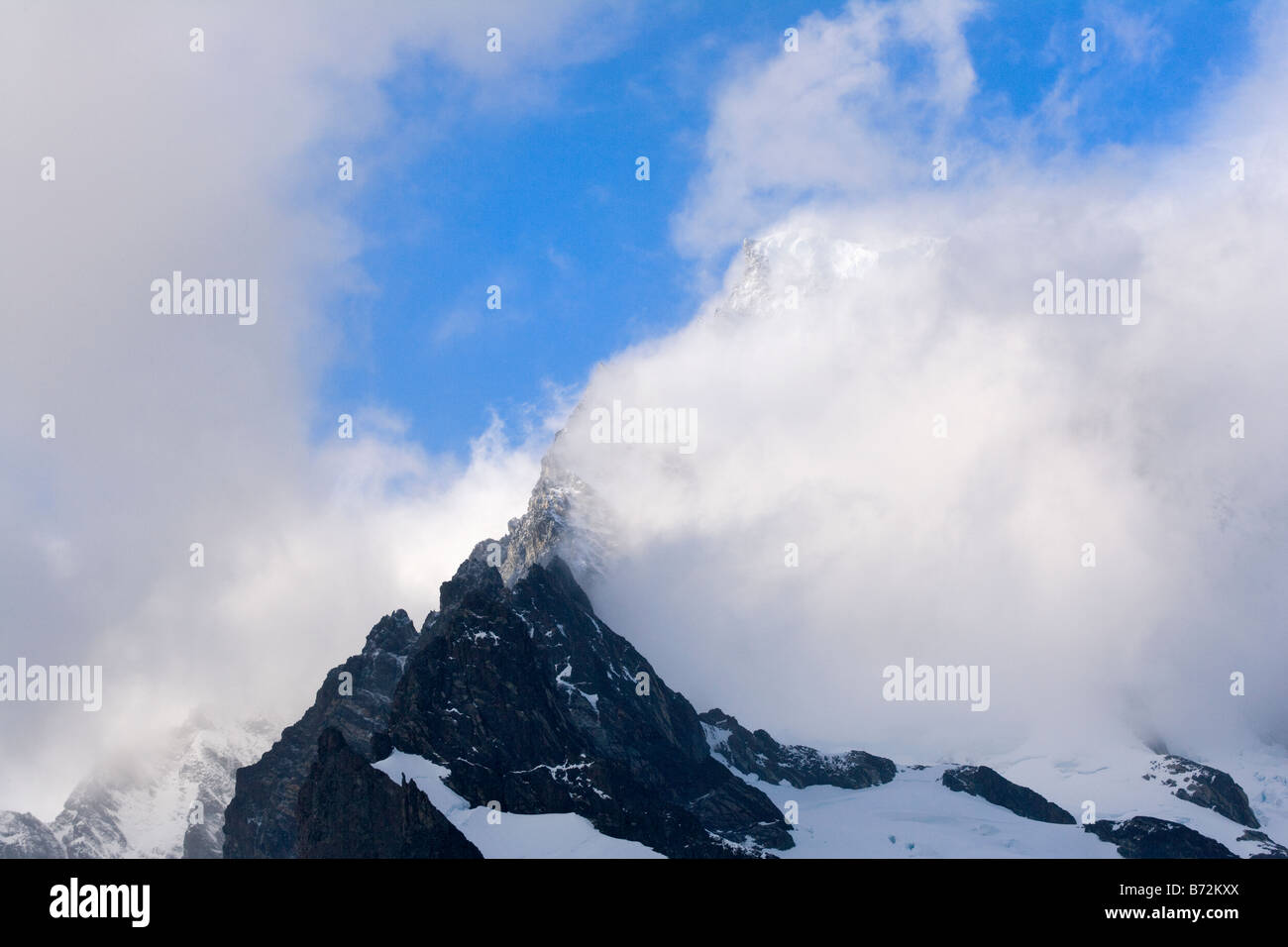 Paysage de montagne neige Nuages enveloppé dans le Fjord Drygalski Antarctique Géorgie du Sud Banque D'Images