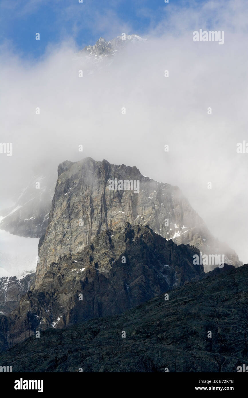 Paysage de montagne neige Nuages enveloppé dans le Fjord Drygalski Antarctique Géorgie du Sud Banque D'Images