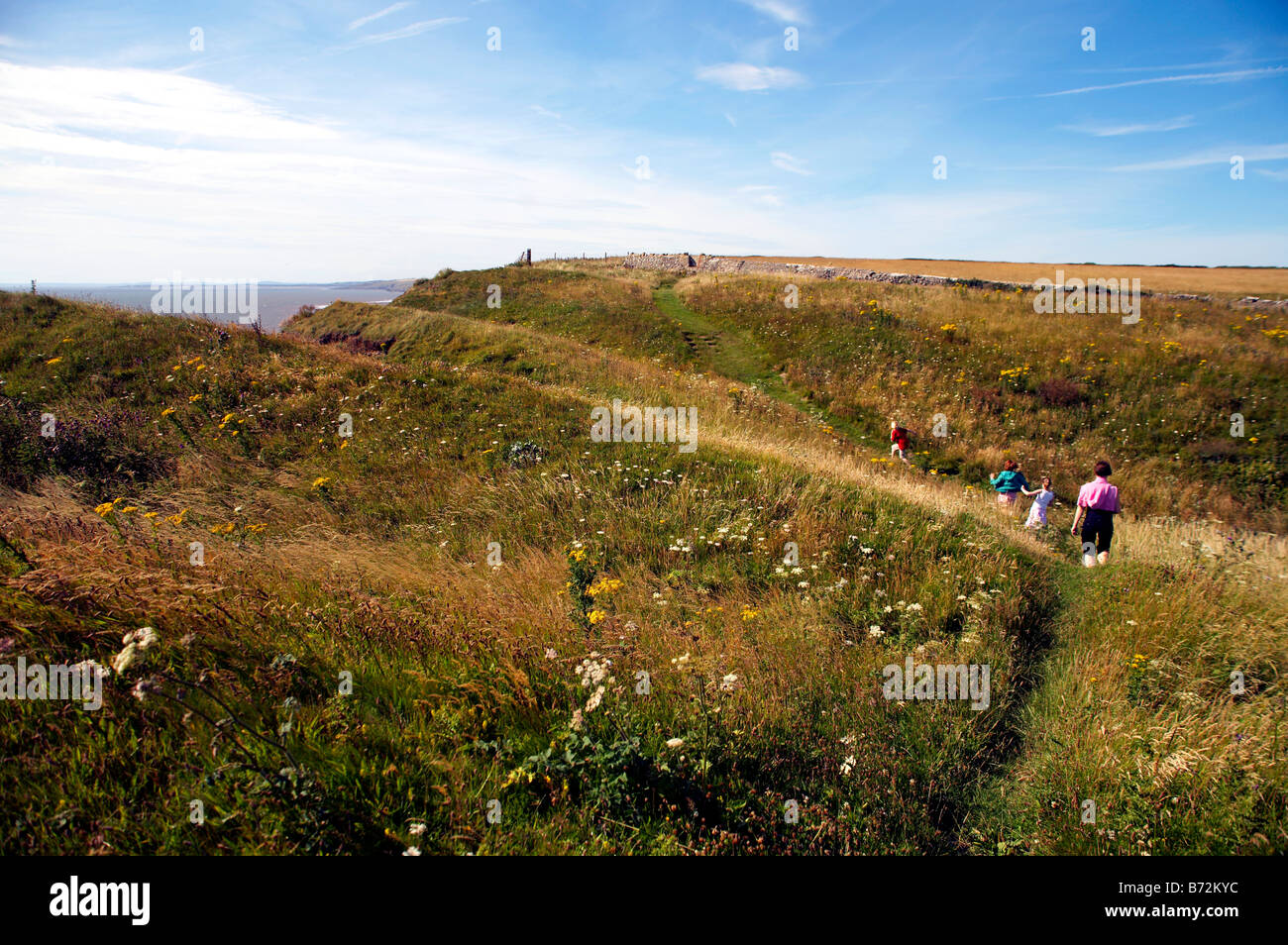 Les promeneurs sur le chemin côtier du Glamorgan près de Nash Point Sud du Pays de Galles Banque D'Images