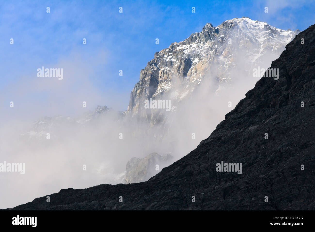 Paysage de montagne neige Nuages enveloppé dans le Fjord Drygalski Antarctique Géorgie du Sud Banque D'Images