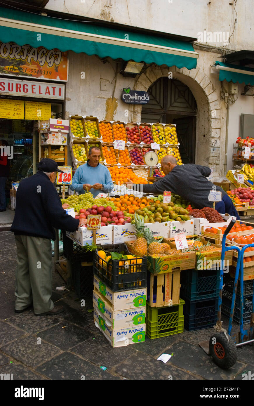 Shopping à Piazza Pignasecca square dans le centre de Naples Italie Europe Banque D'Images