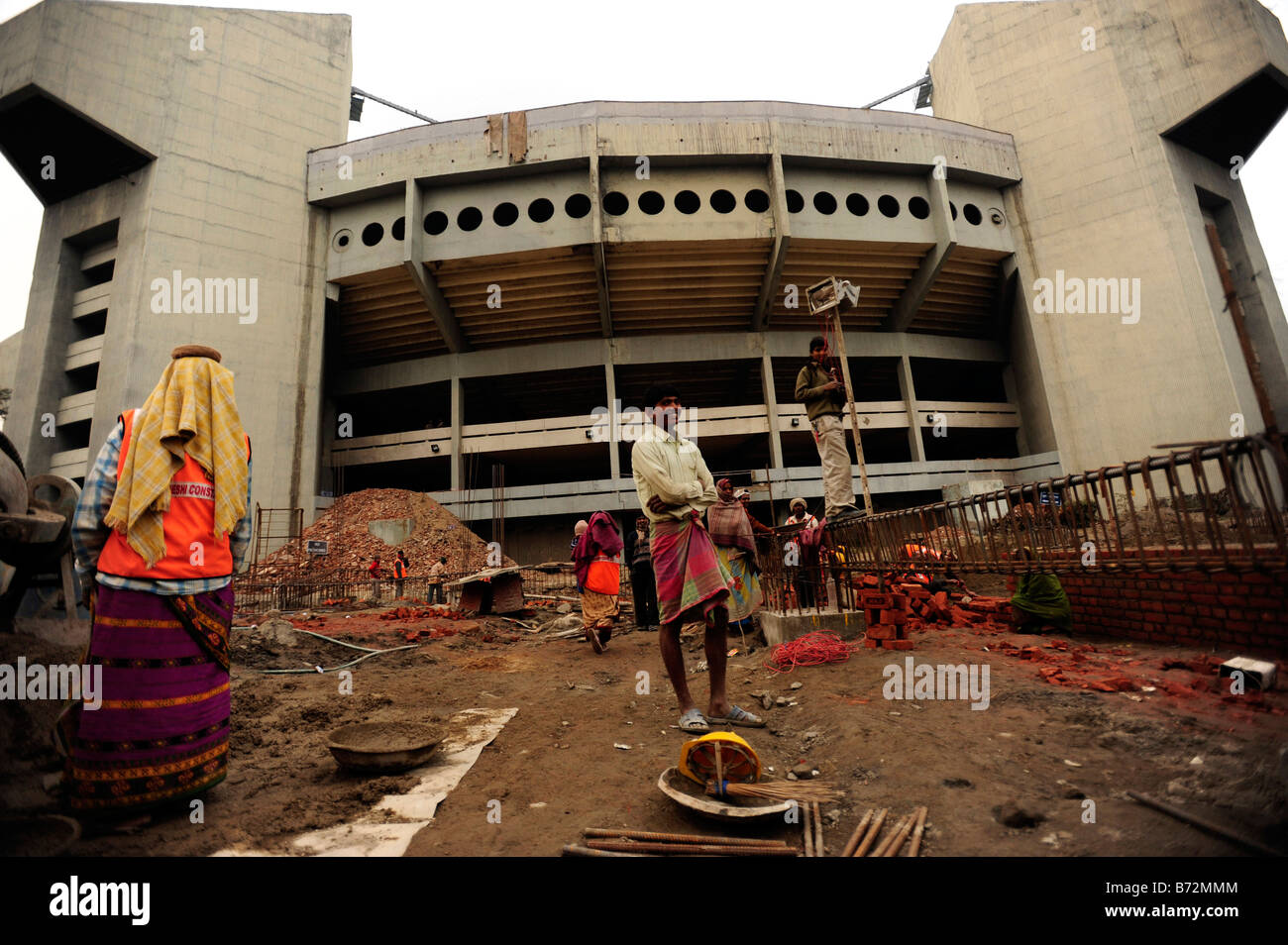 Les travailleurs de la construction du stade Intérieur Indira Gandhi à New Delhi l'un des sites pour les Jeux du Commonwealth de 2010 à venir Banque D'Images