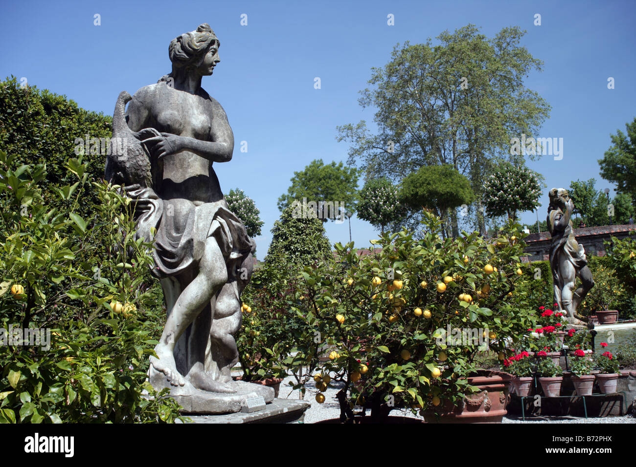 Des statues dans les jardins historiques du palazzo Pfanner Lucca Toscane Italie Banque D'Images