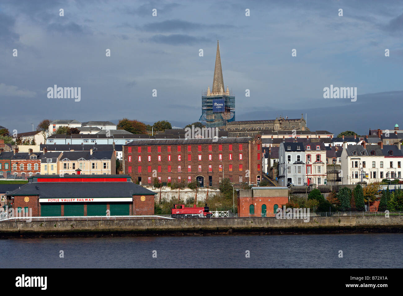 L'Irlande du Nord Derry rivière Foyle riverside cathédrale St Columb Co Derry Londonderry UK Banque D'Images