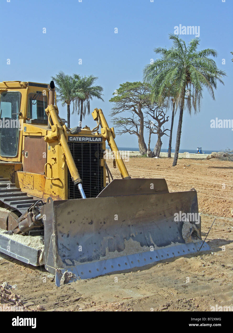 À partir de bulldozer les bases d'un nouvel hôtel proche plage Koto en Gambie, Afrique de l'Ouest. Banque D'Images