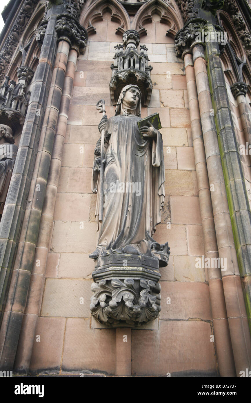 Statue de Saint Werburga Saint Patron de la cathédrale de Lichfield Chester Banque D'Images