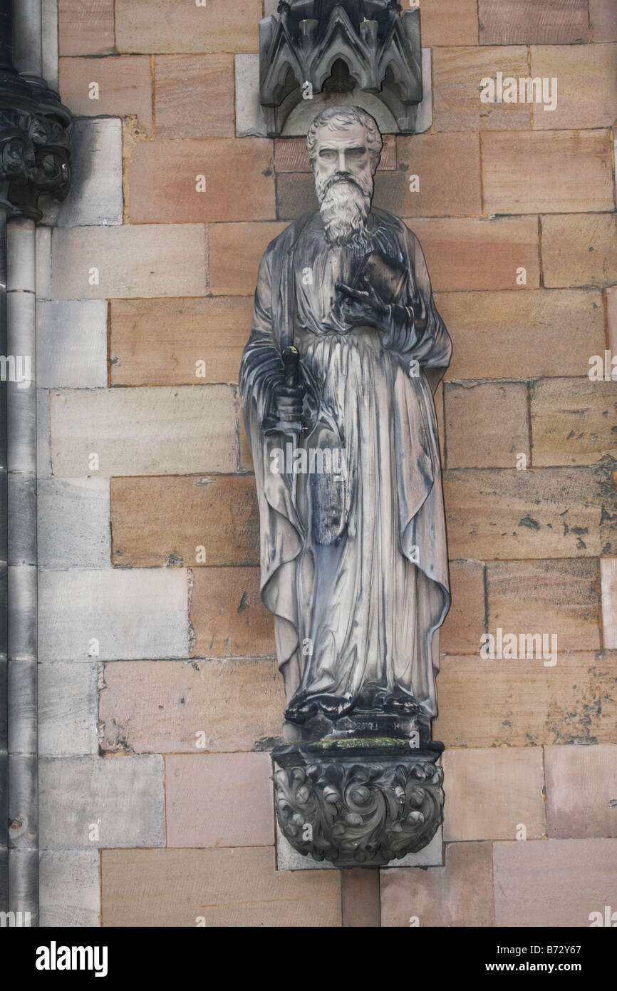 Statue de Saint Paul La Cathédrale de Lichfield Banque D'Images
