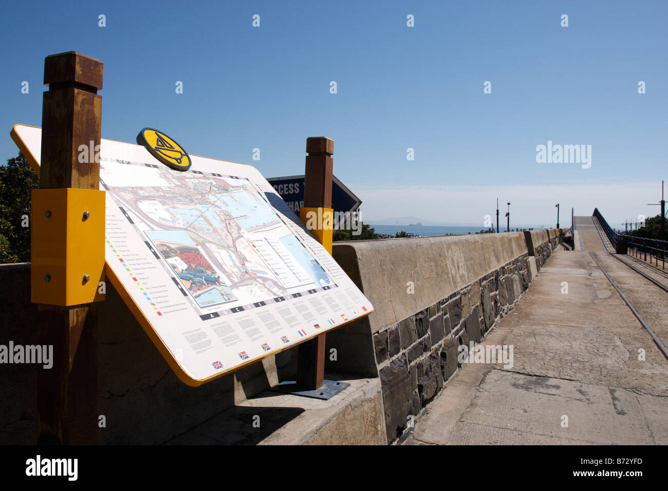 Site d'information et une partie de l'itinéraire jaune près de la jetée est road V&A Waterfront Cape town afrique du sud Banque D'Images