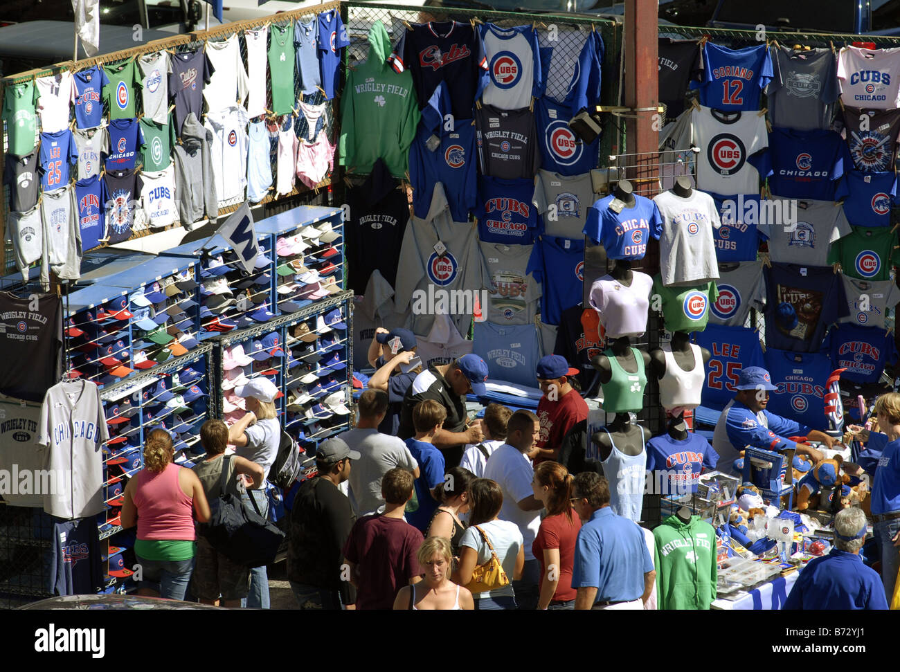 Les fans de baseball foule un vendeur s se tiennent près de Wrigley Field de Chicago Banque D'Images
