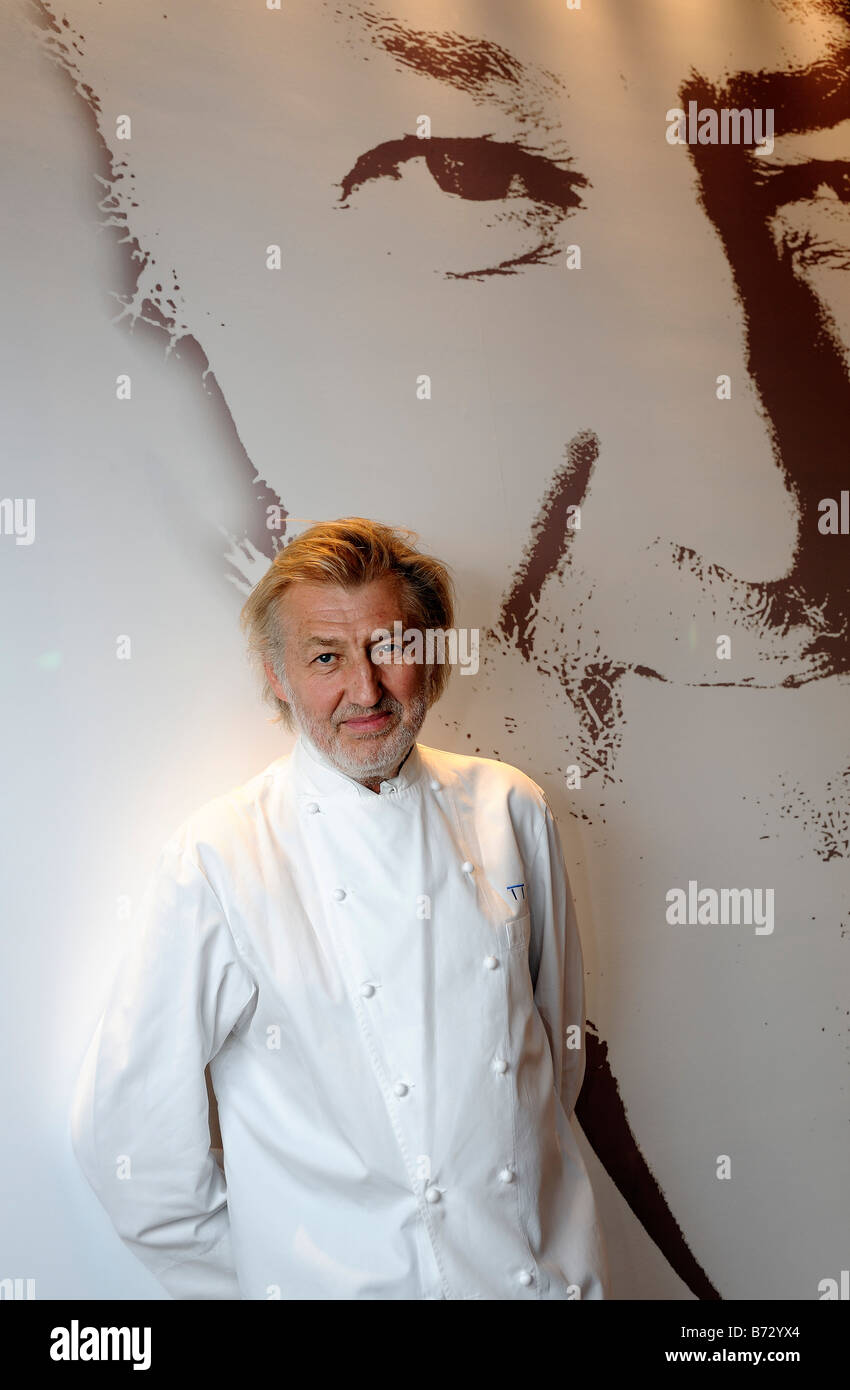 Le chef français Pierre Gagnaire se tient dans son restaurant à Tokyo au  Japon Photo Stock - Alamy