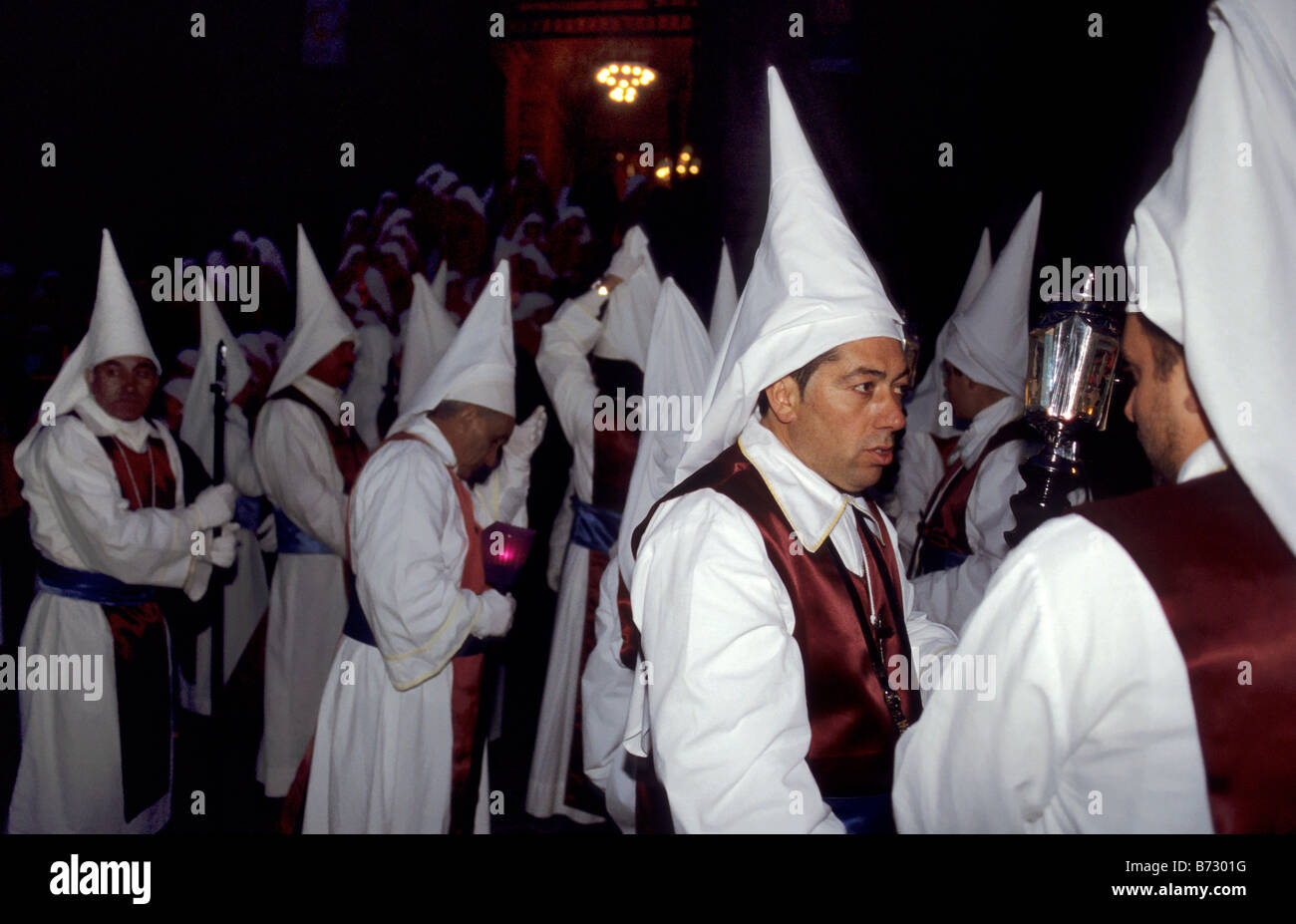 Pénitents à Semaine Sainte Semaine Sainte procession le dimanche des Rameaux nuit à Enna Sicile Italie Banque D'Images