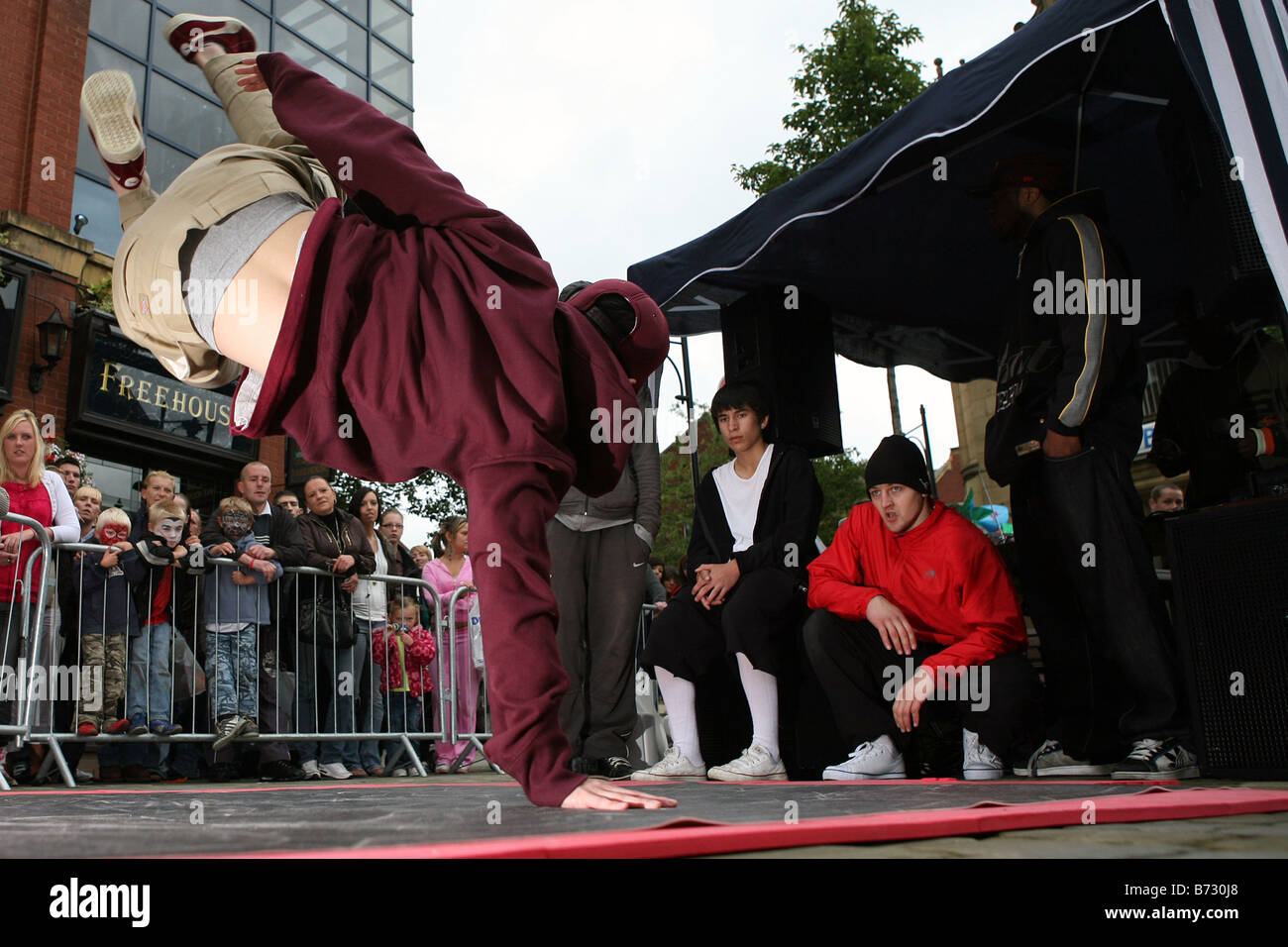 Street dancers in Oldham Banque D'Images