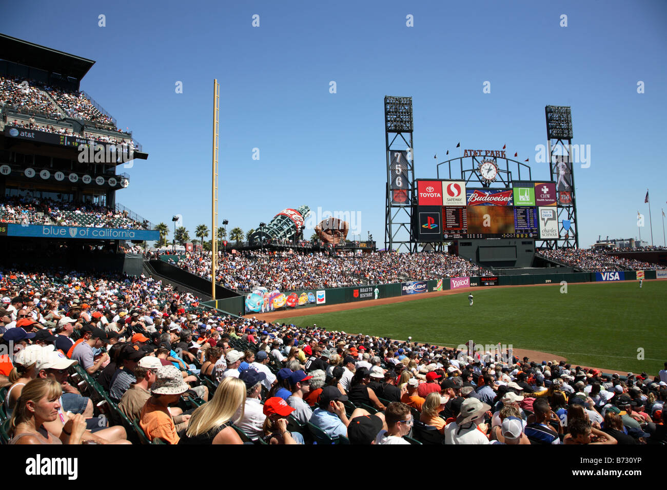 Stade de Baseball ATT dans le centre-ville de San Francisco avec l'herbe du jeu et est pleine de fans et spectateurs Banque D'Images