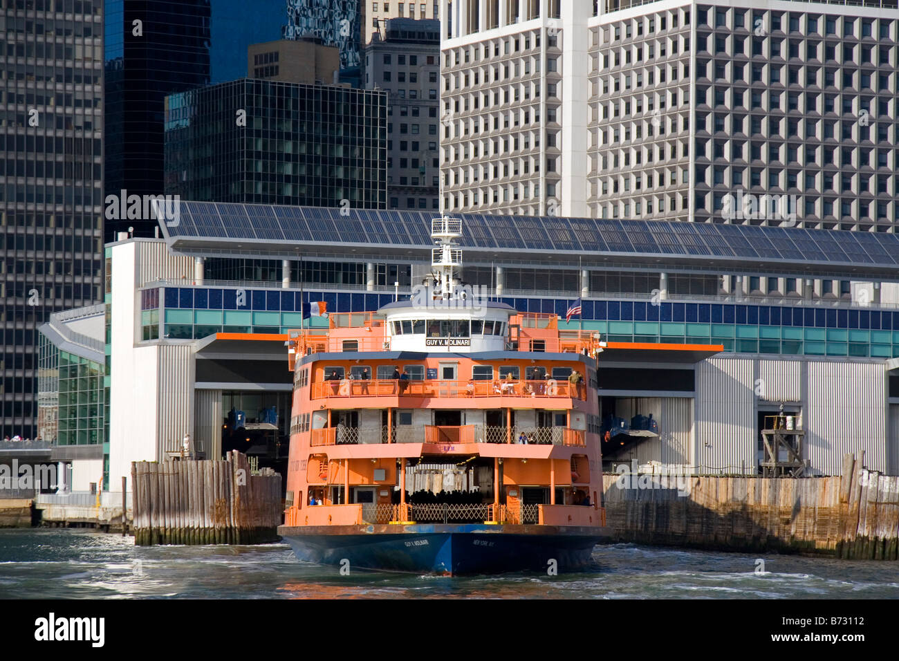 Staten Island Ferry accosté près de Battery Park New York City New York USA Banque D'Images