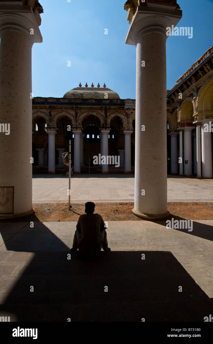 Un Indien prendre du repos à l'ombre du Palais Thirumalai Nayakar Mahal, Madurai, Tamil Nadu, Inde du Sud, Inde Banque D'Images