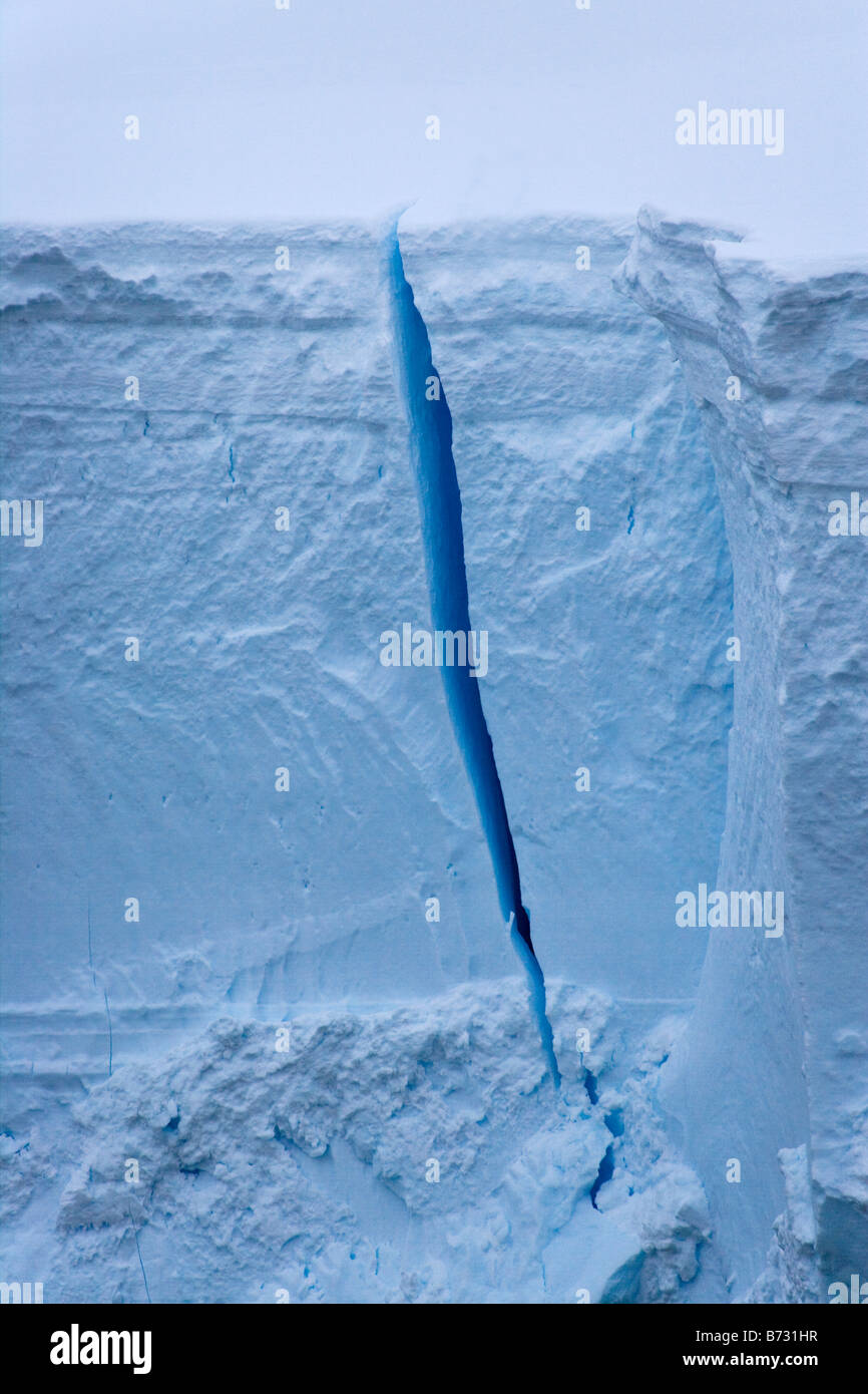 Fissure sur mur iceberg Antarctique Paradise Bay Banque D'Images