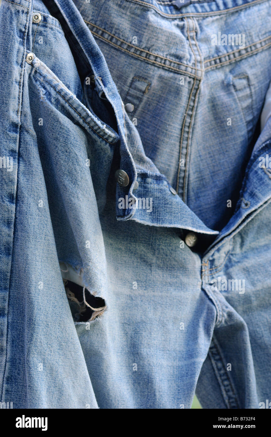 Vieux, déchirés, usés jeans pantalons mis à sécher Banque D'Images