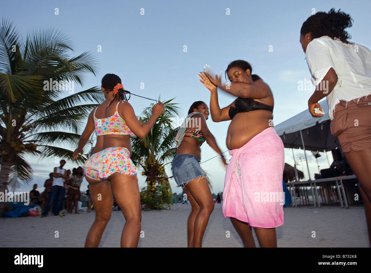 Le Suriname, plage de sable blanc, au sud de Paramaribo. La danse des femmes. Banque D'Images
